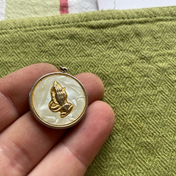 Vintage Prayer Hands Serenity Prayer Medallion - Picture 1 of 2